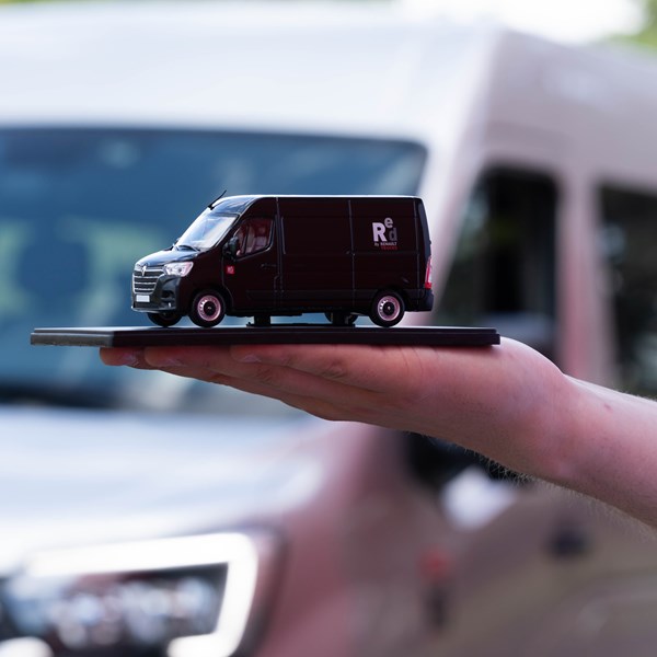 Renault Trucks Master Red EDITION 1:43 scale model merchandise 3